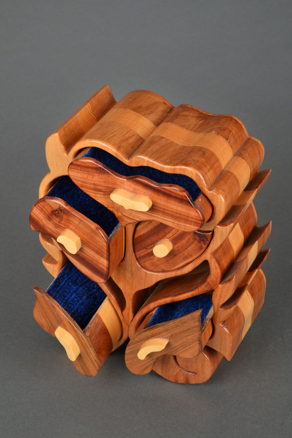 Caja de madera con forma de armario foto 3