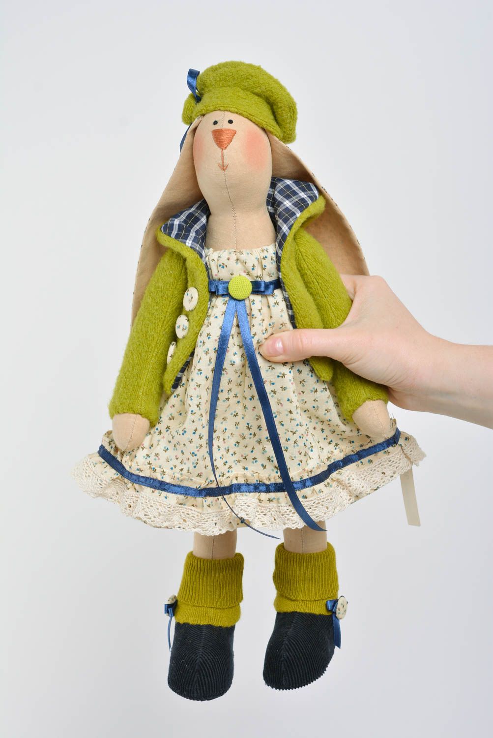 Handmade Kuscheltier Hase in grüner Kleidung für kleines Mädchen künstlerisch foto 4