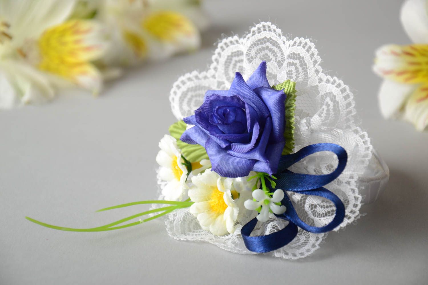 Hochzeit Boutonniere mit Blumen aus Atlasbändern handmade mit Spitze zart foto 1