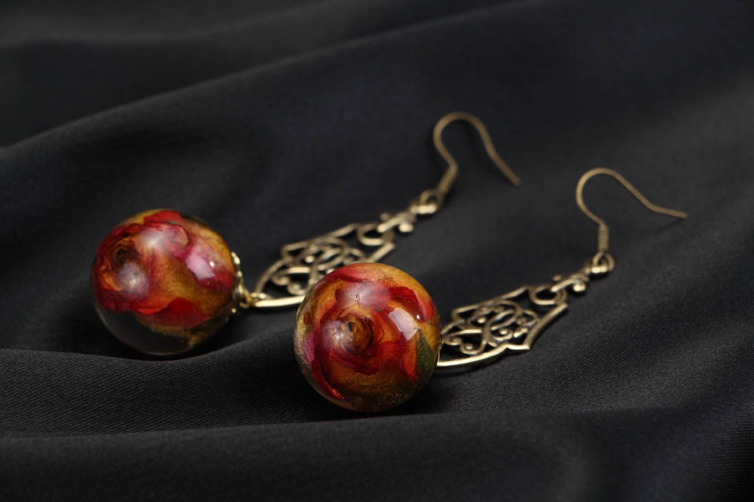 Earrings with roses coated with epoxy photo 2