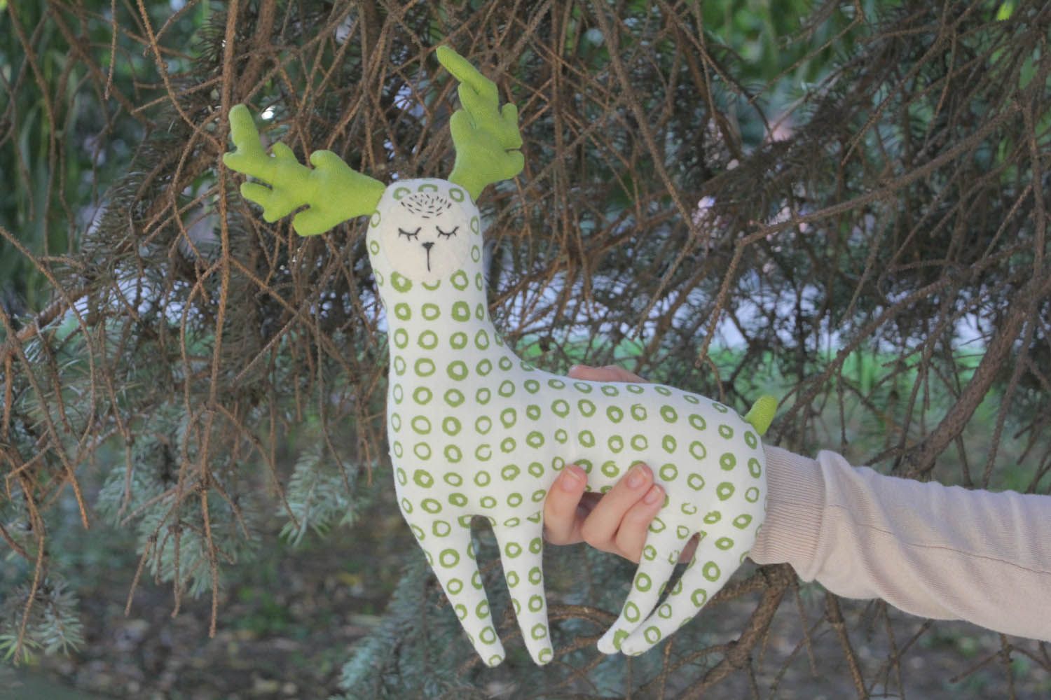 Brinquedo macio têxtil feito à mão de tecido para decoração do interior de materiais naturais Cervo foto 1