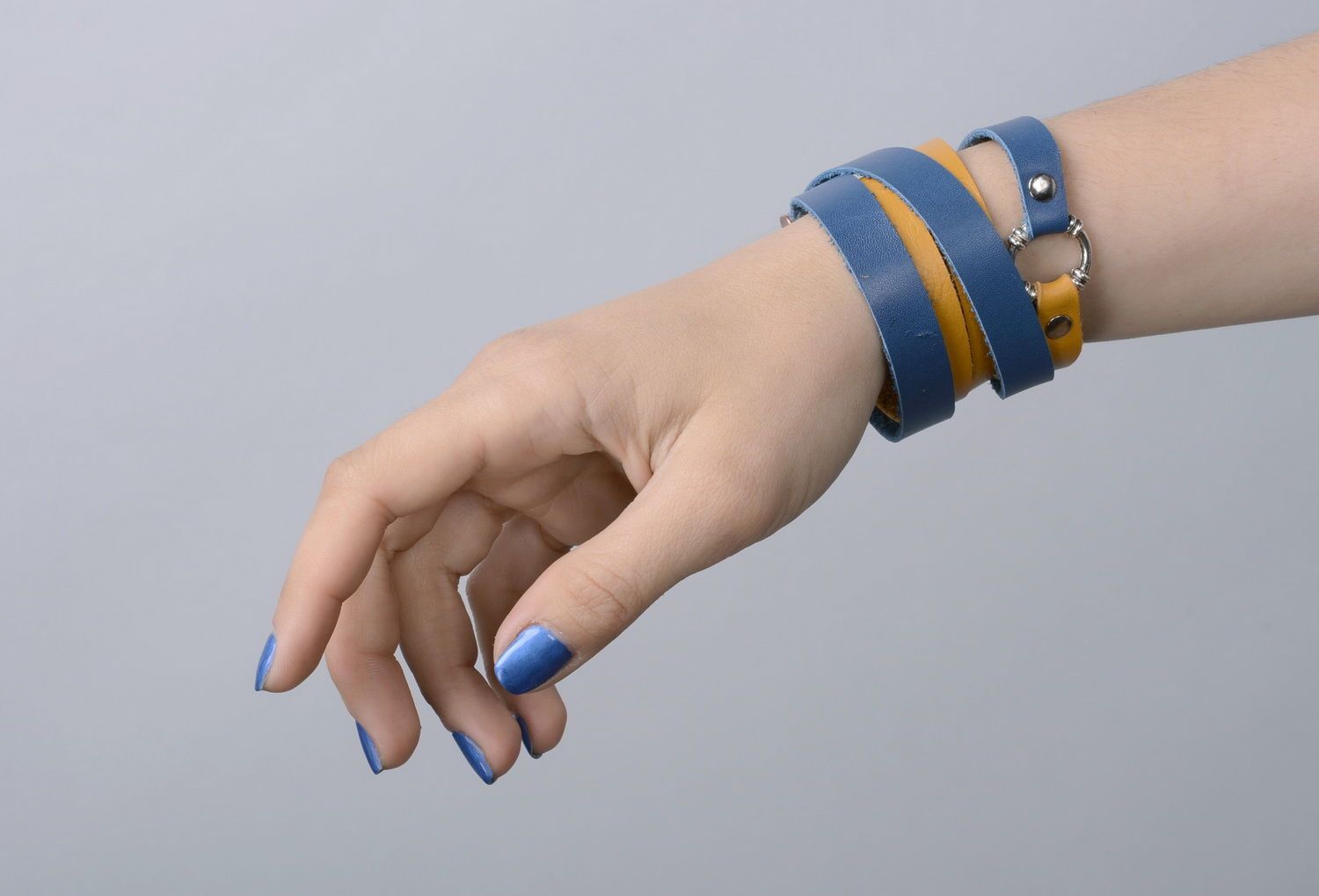 Bracelet bleu et jaune en cuir Ukraine fait main photo 4