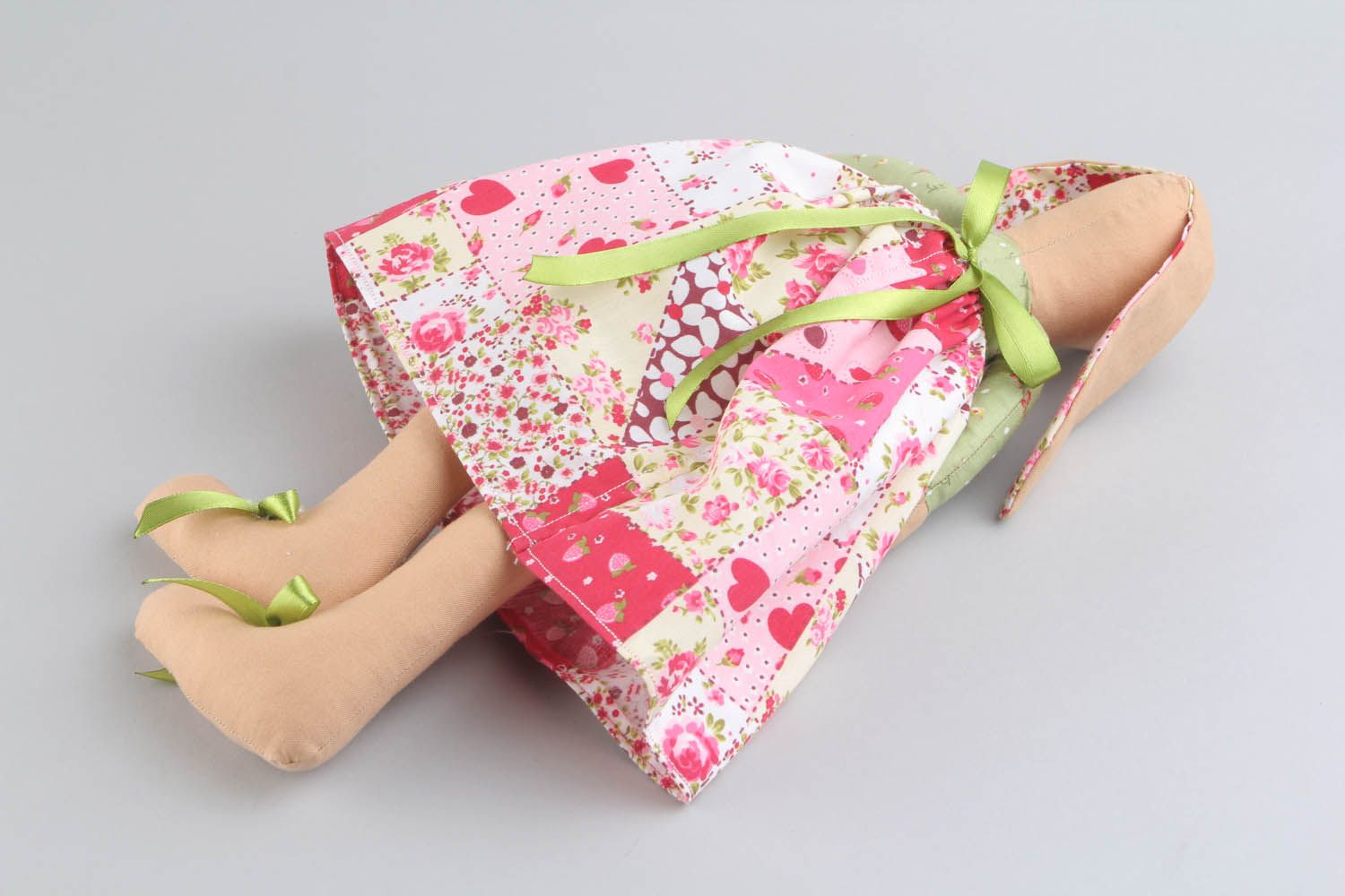 Brinquedo macio têxtil feito à mão de tecido para decoração do interior de materiais naturais foto 5