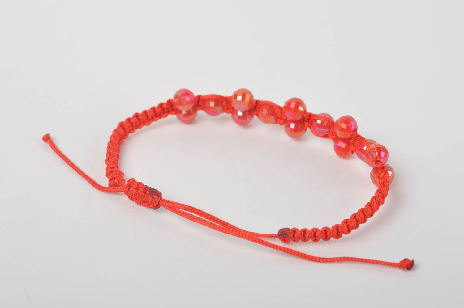 Браслет ручной работы браслет из шнурков плетеный браслет красный с пластиком фото 5
