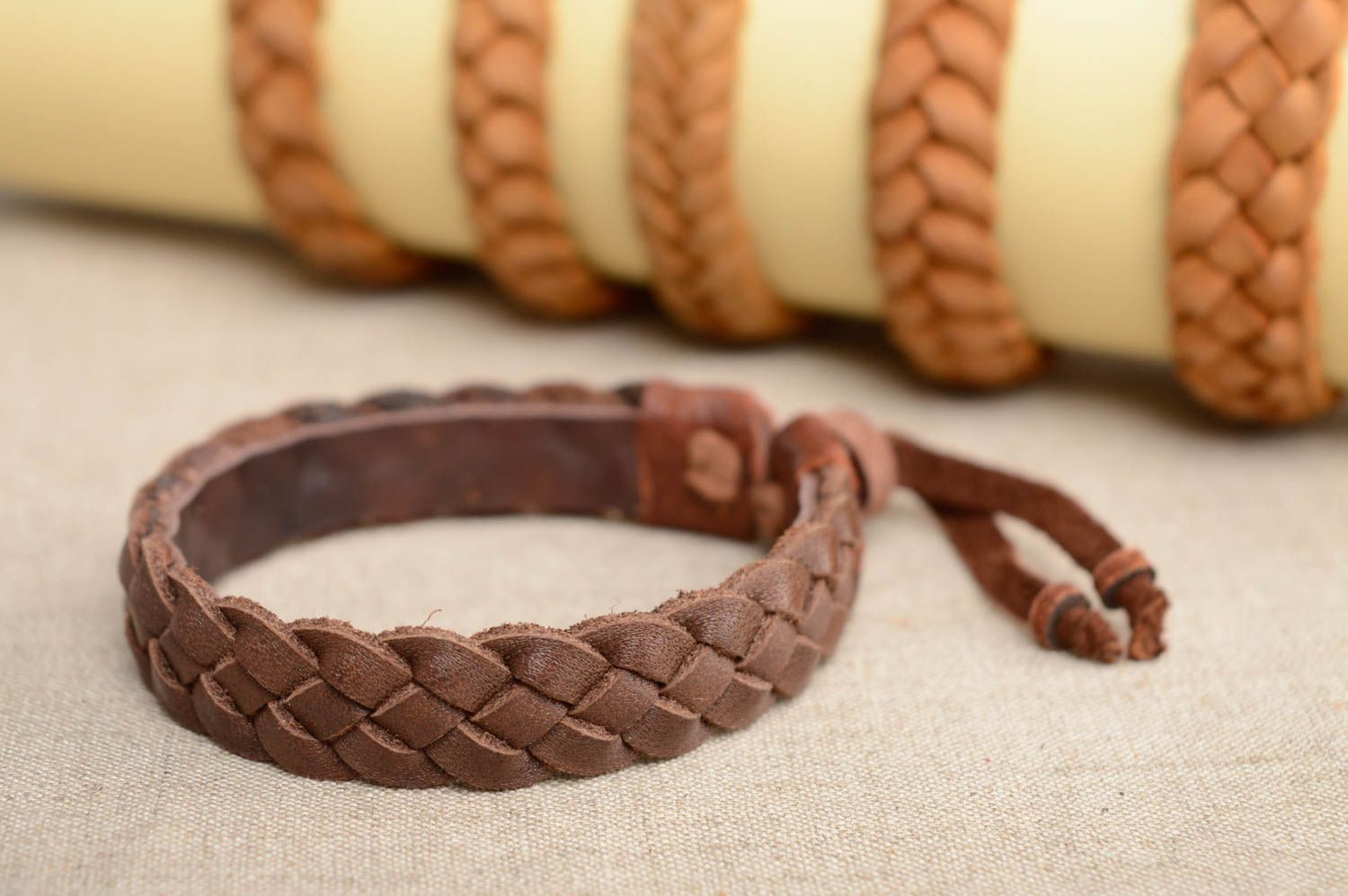 Bracelet tressé en cuir naturel marron fait main de design pour femme et homme photo 2