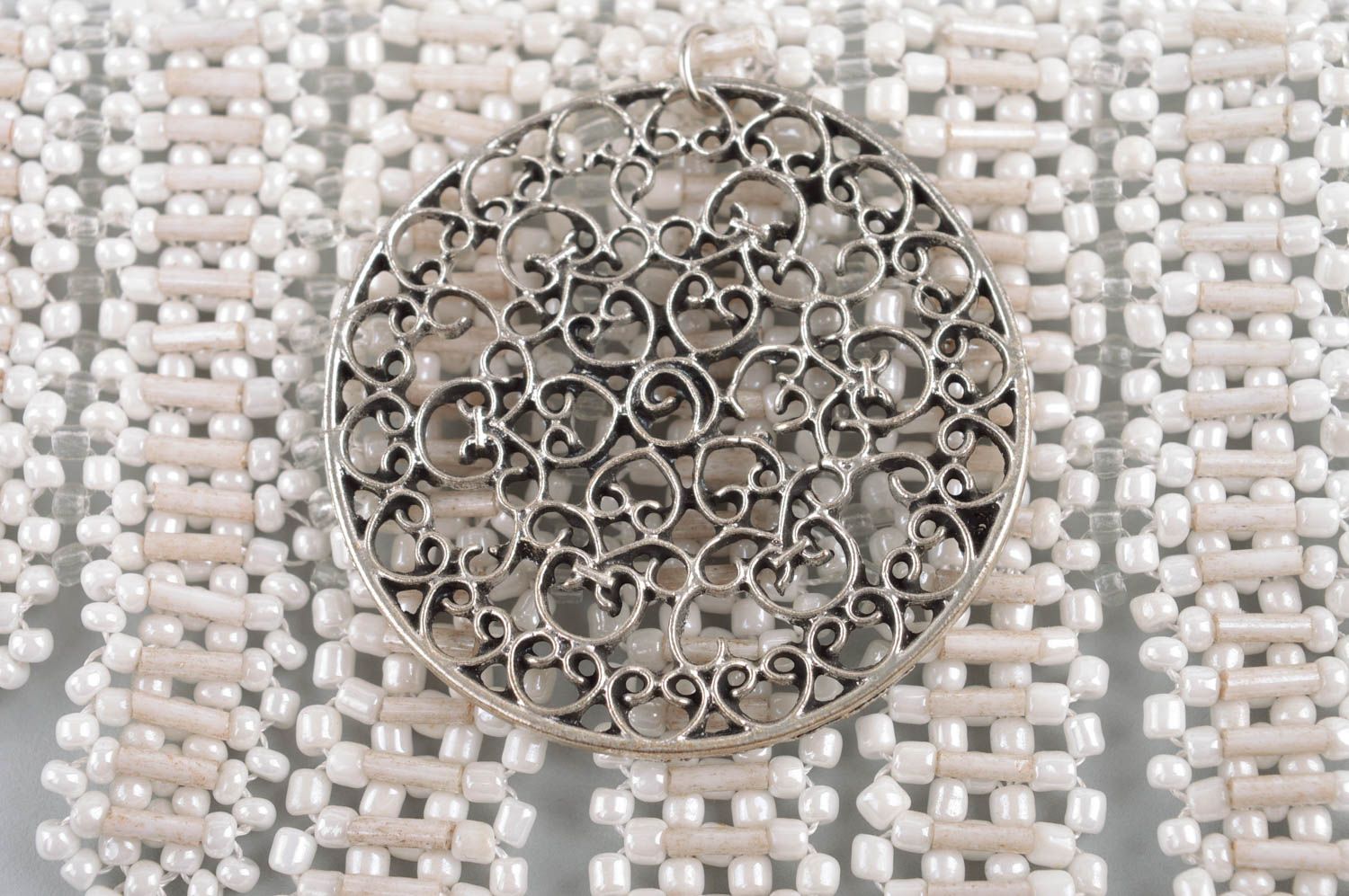 Колье из бисера украшение ручной работы белое массивное ожерелье из бисера фото 3