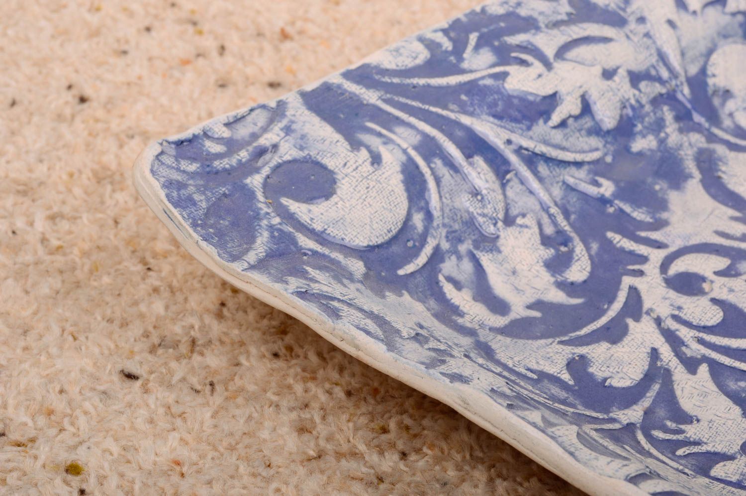 Бело-синяя керамическая тарелка для интерьера ручной работы из белой глины фото 4