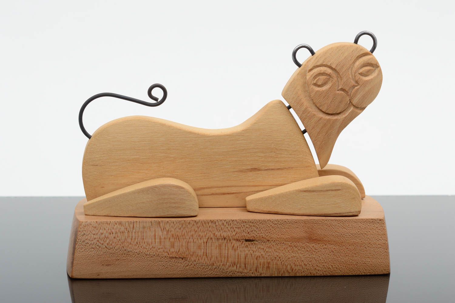 Figurine lion fait main Statuette déco Cadeau original bois de frêne polie photo 1