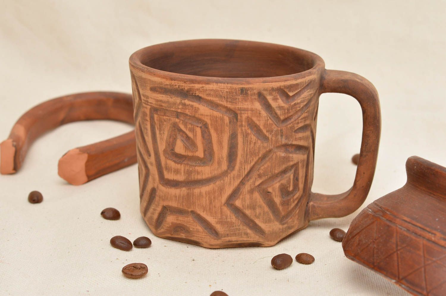 Глиняная чашка с узорами красивая небольшая с ручкой коричневая ручной работы фото 1
