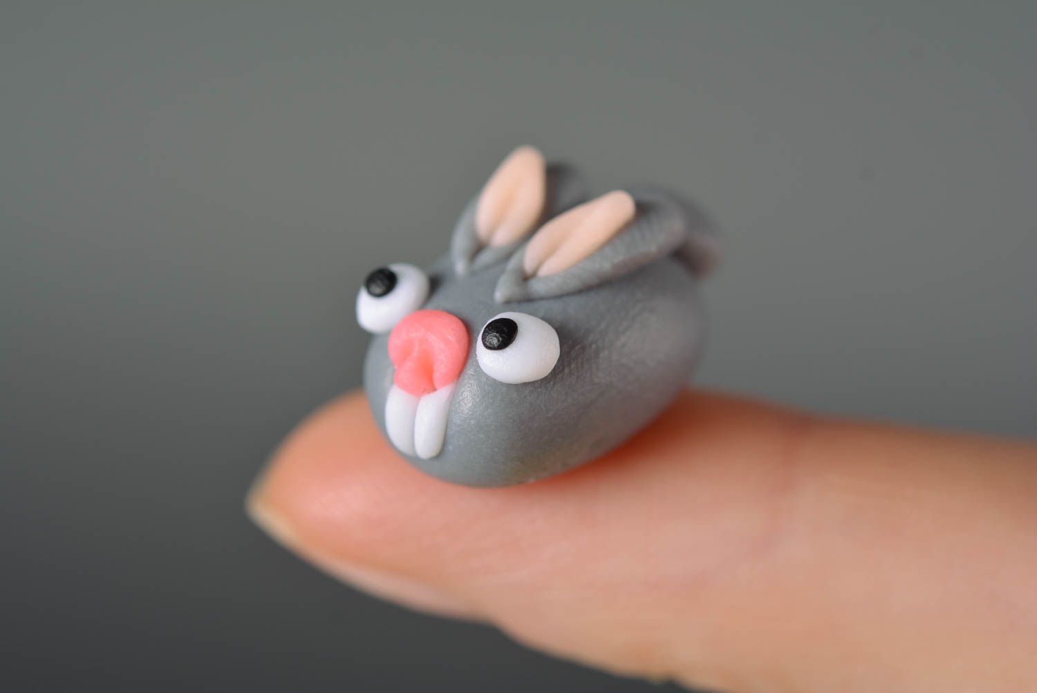 Игрушка из полимерной глины фигурка ручной работы фигурка животных зайчик фото 3