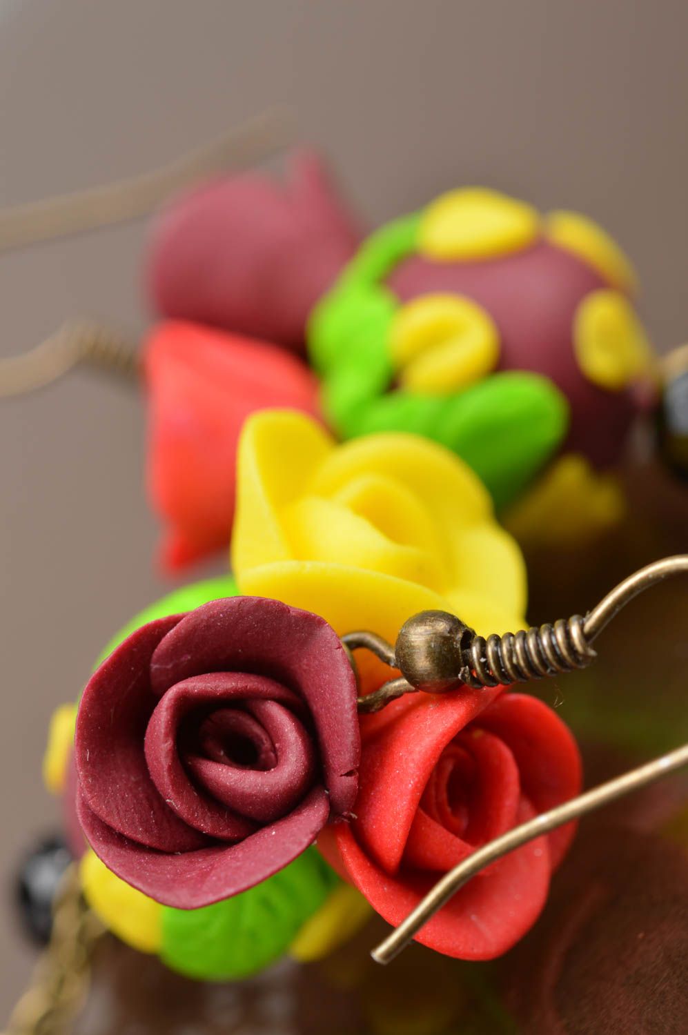 Longues boucles d'oreilles avec fleurs en pâte polymère bariolées faites main photo 4