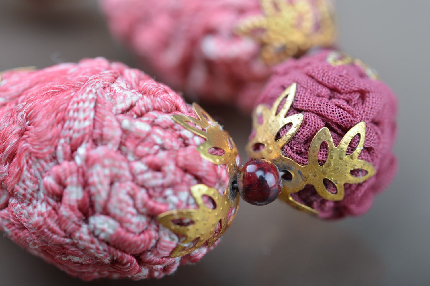 Handgemachte massive lila Textil Halskette aus Baumwollkugeln und Glasperlen foto 5