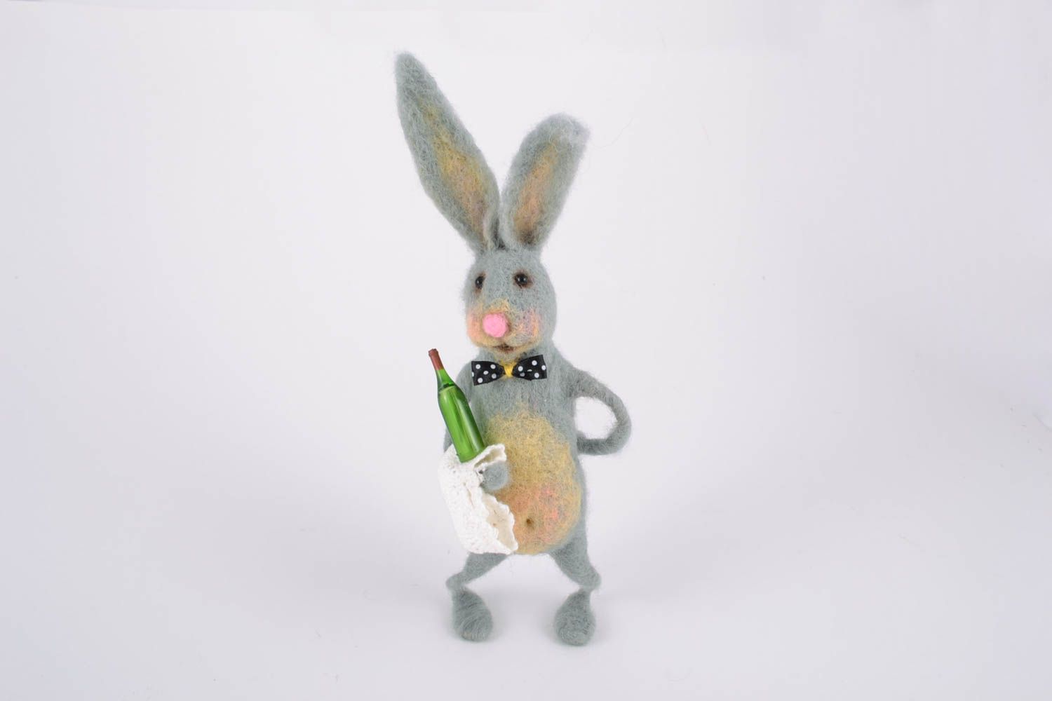 Juguete de fieltro artesanal peluche de conejo camarero con botella gris foto 2