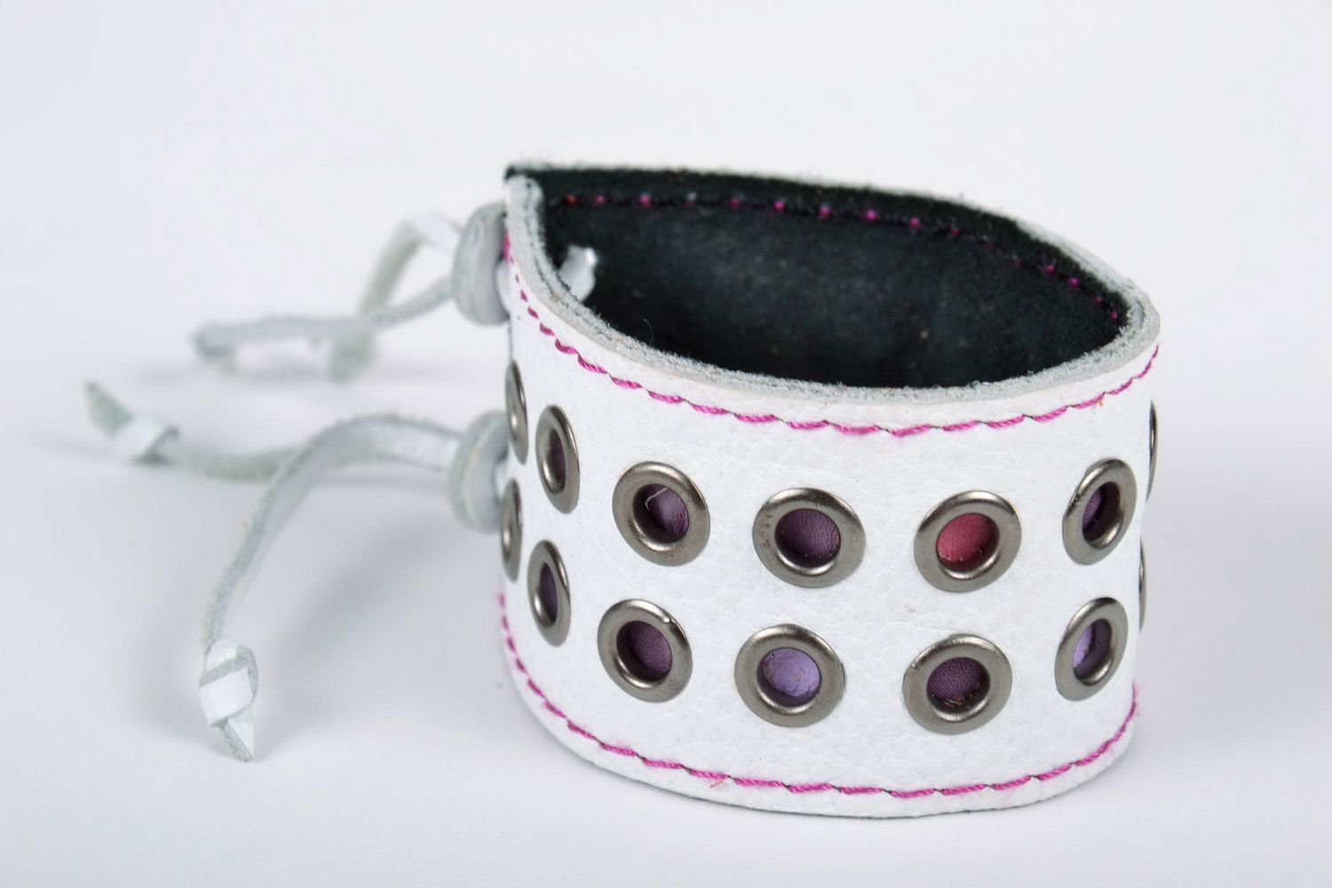 White leather bracelet with rivets photo 3