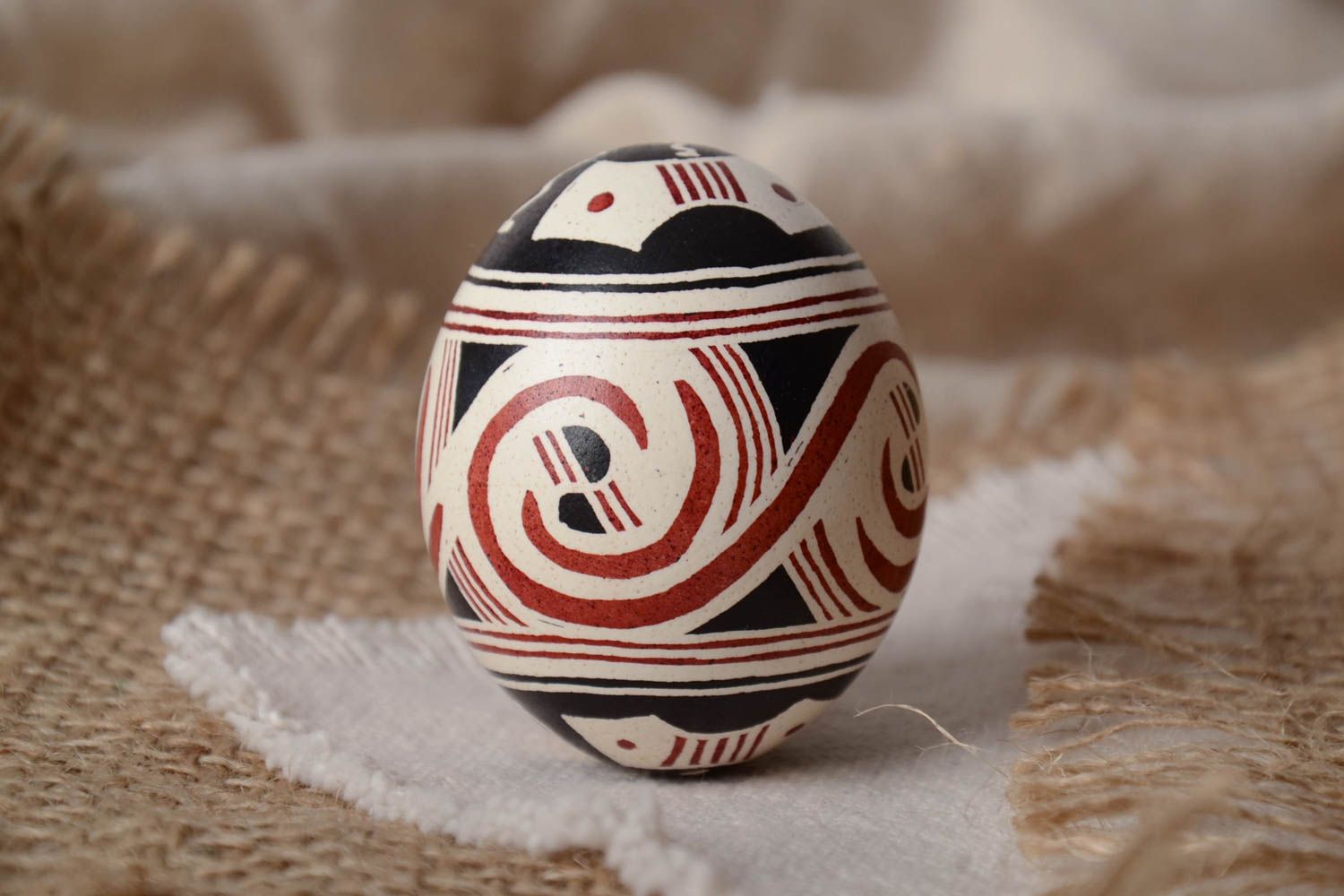 Расписное куриное яйцо в восковой технике ручной работы белое с черным и красным фото 1