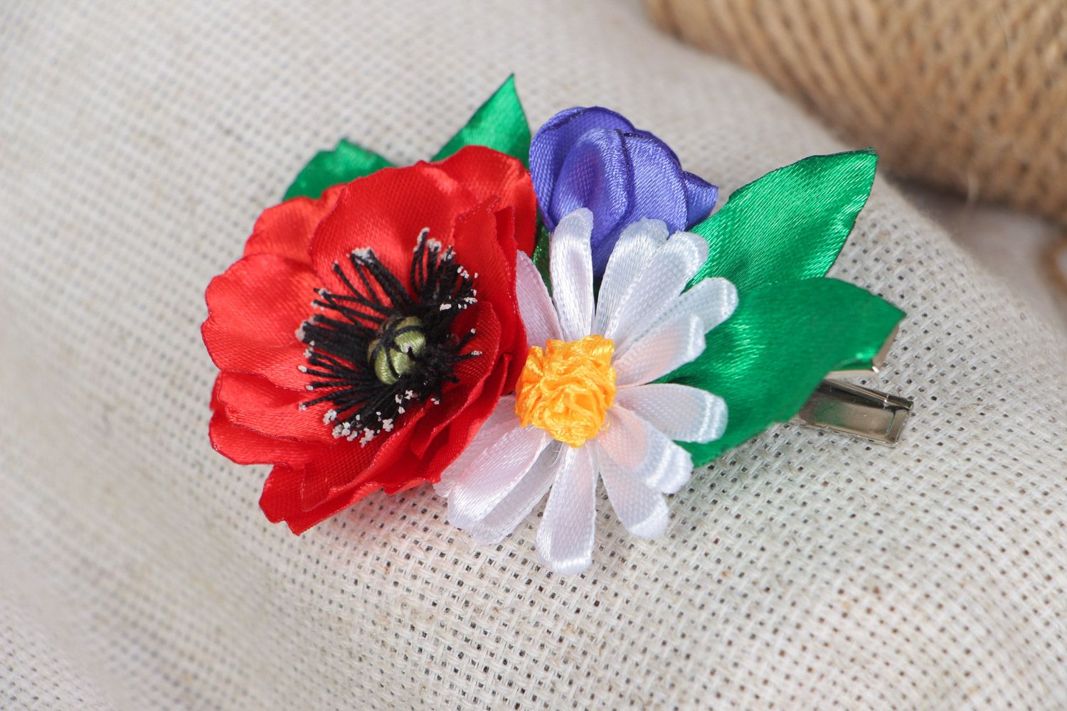 Handgemachte Stoff Haarspange mit Blumen aus Atlasbändern Kamille und Mohnblume foto 1