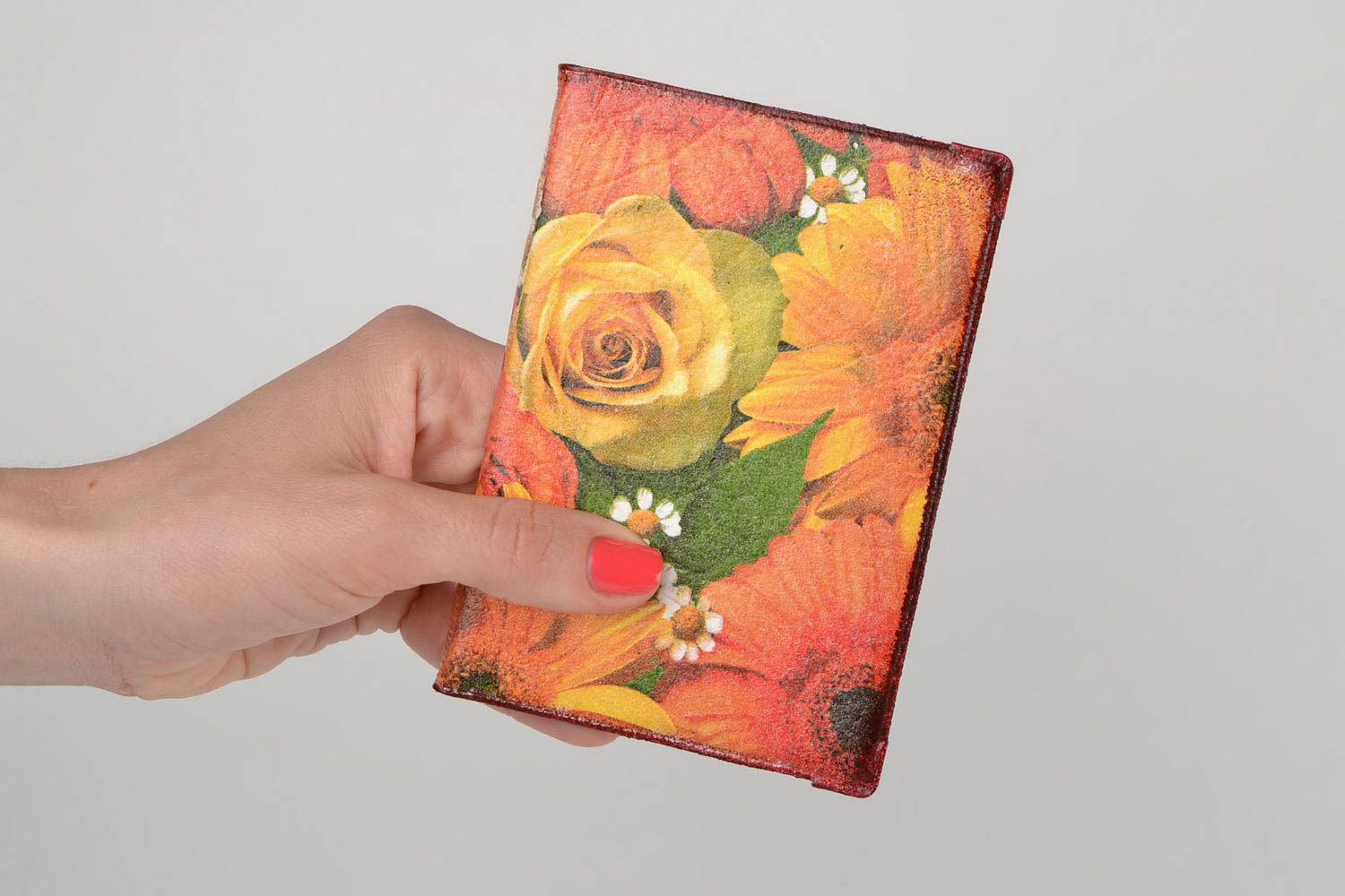 Обложка на паспорт ручной работы из кожзама в технике декупаж яркая Цветы фото 2