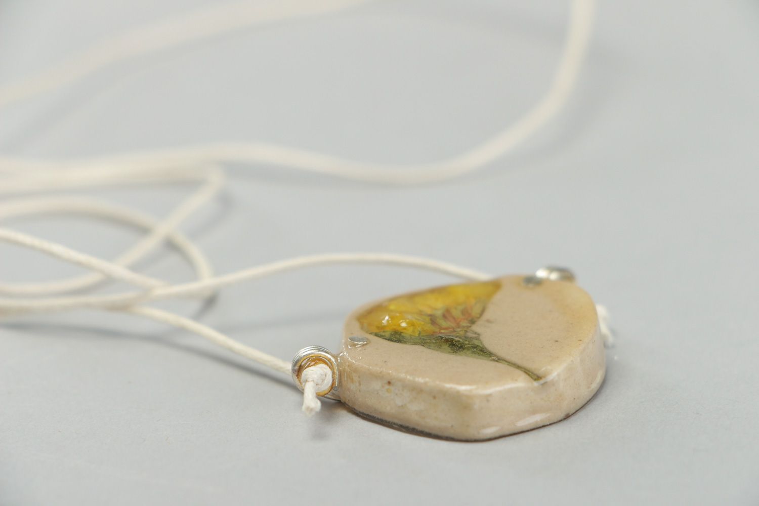 Handmade pendant with cord with dried flowers coated with epoxy photo 3