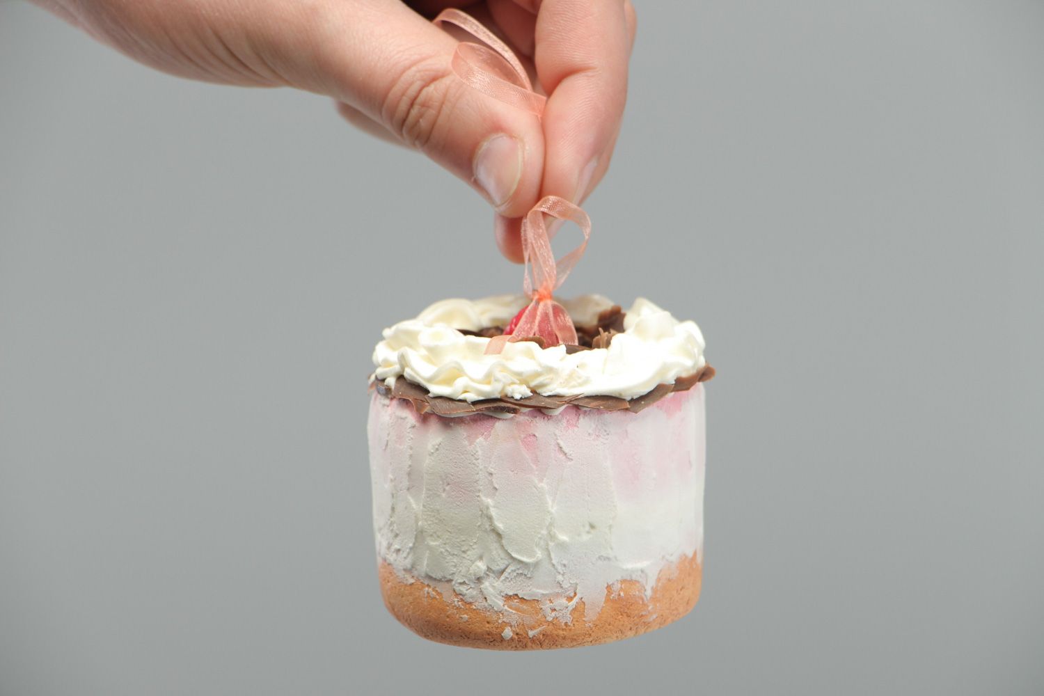 Suspension décorative en plastique faite main originale en forme de gâteau photo 4