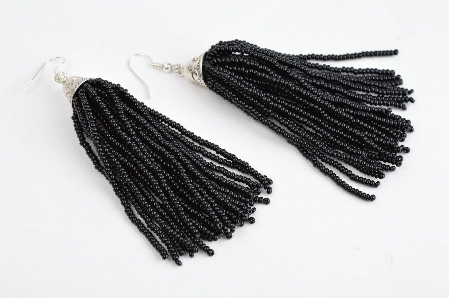 Черные серьги ручной работы модные серьги кисточки нарядные серьги из бисера фото 2