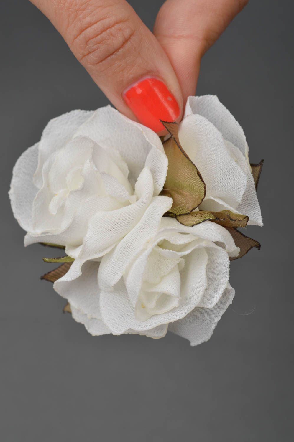 Женская брошь заколка из ткани в технике канзаши ручной работы 3 белых розы фото 3