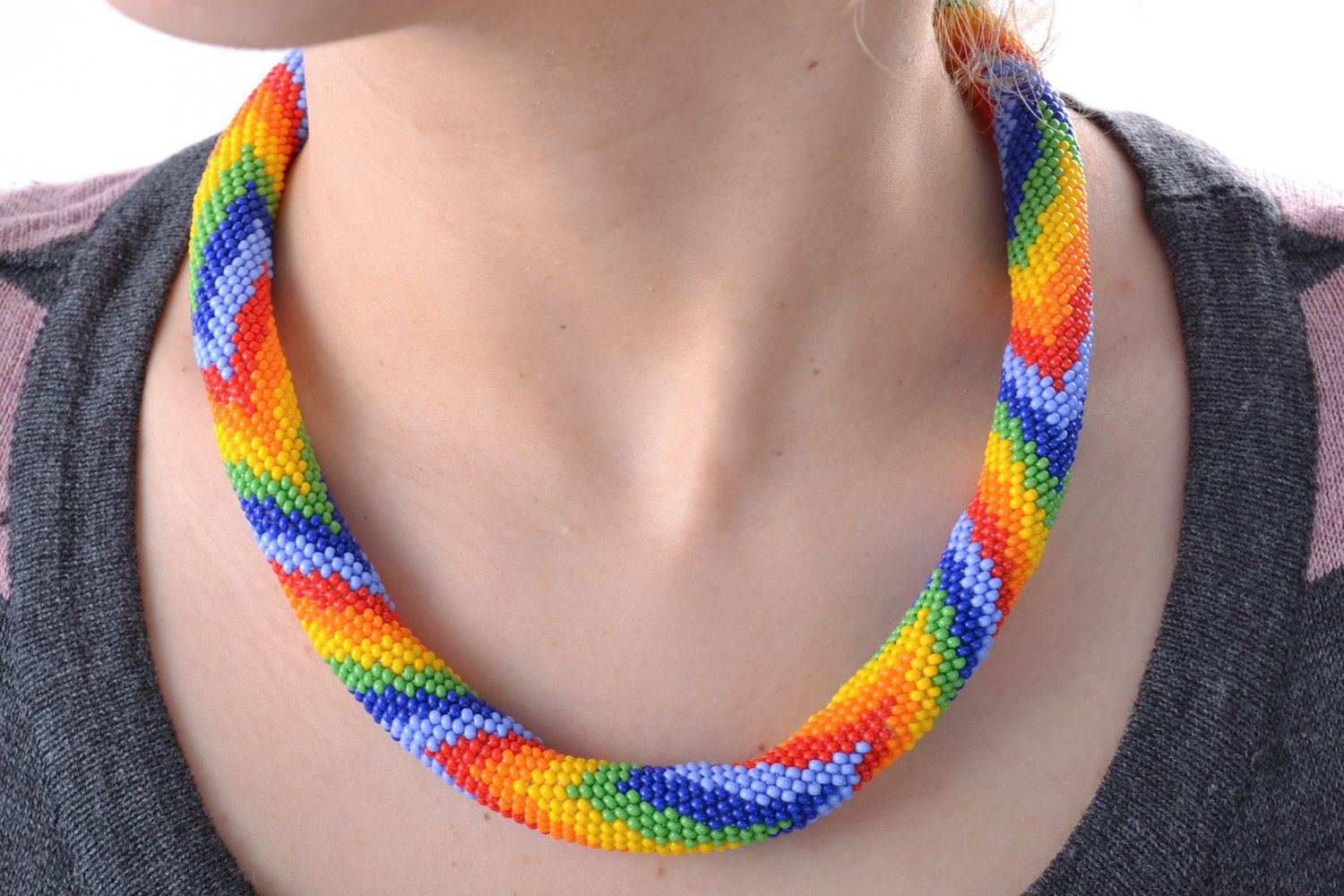 Handmade schönes Litzen Collier aus Glasperlen in Regenbogenfarben für Damen foto 1
