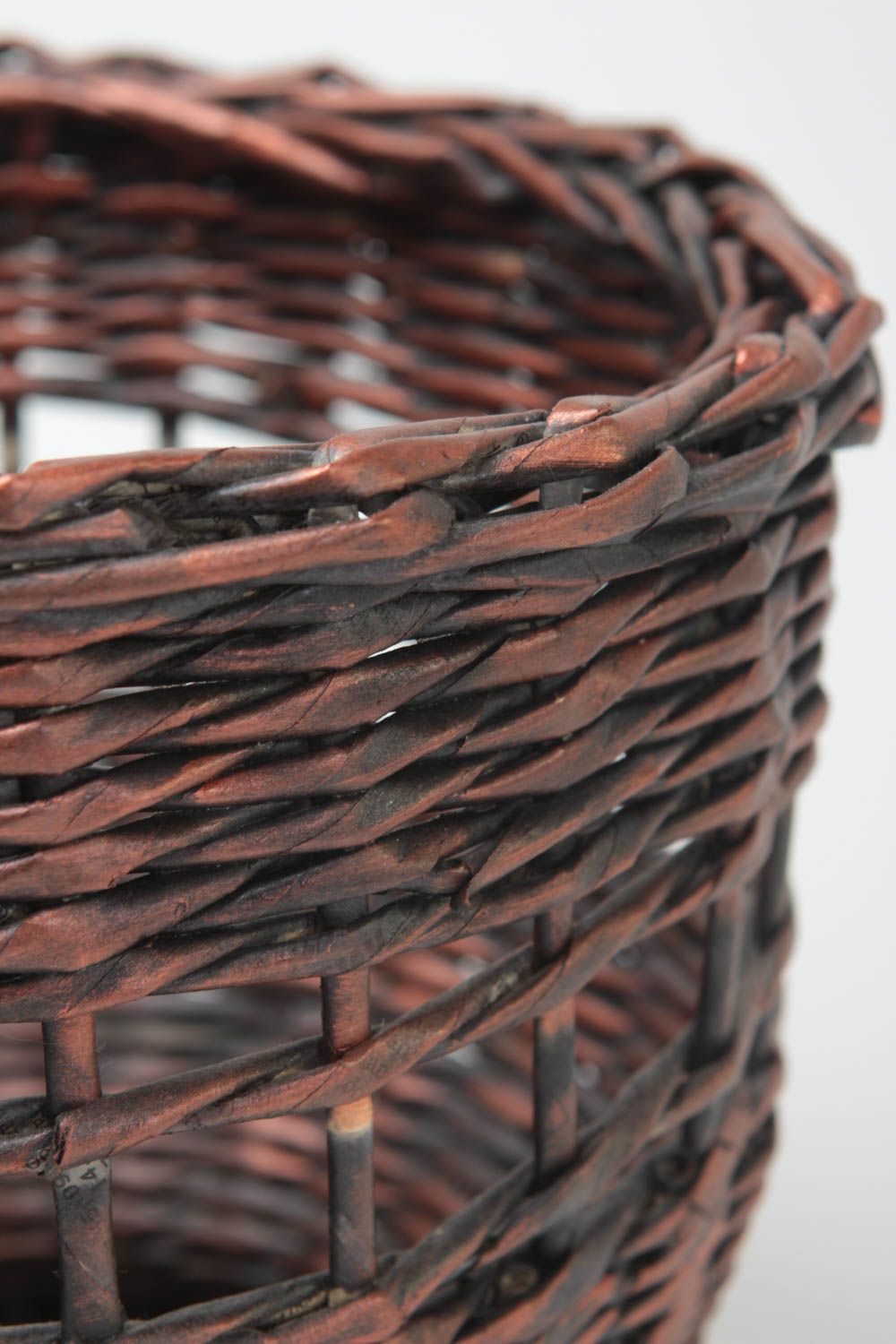 Декоративное кашпо плетеное ручной работы из бумаги коричневого цвета  фото 3