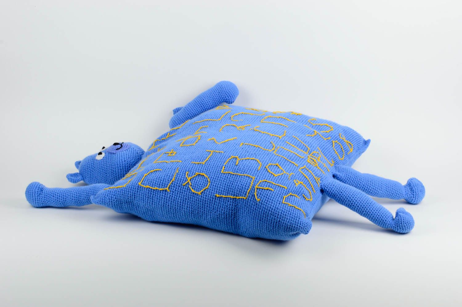 Вязаная подушка ручной работы вязаная подушка медведь синяя подушка игрушка фото 2