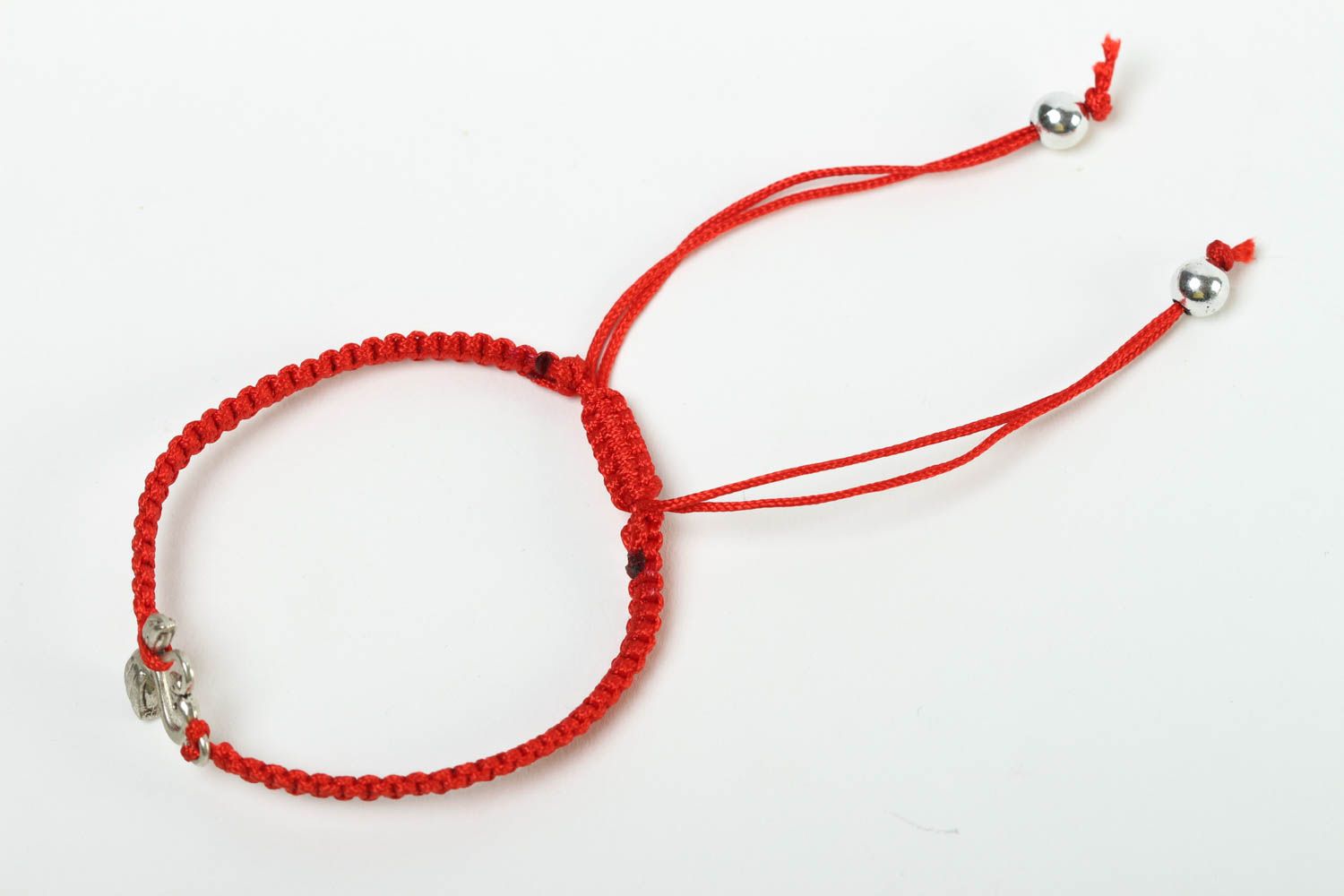 Bracelet en fils Bijou fait main design de créateur rouge Accessoire femme photo 2
