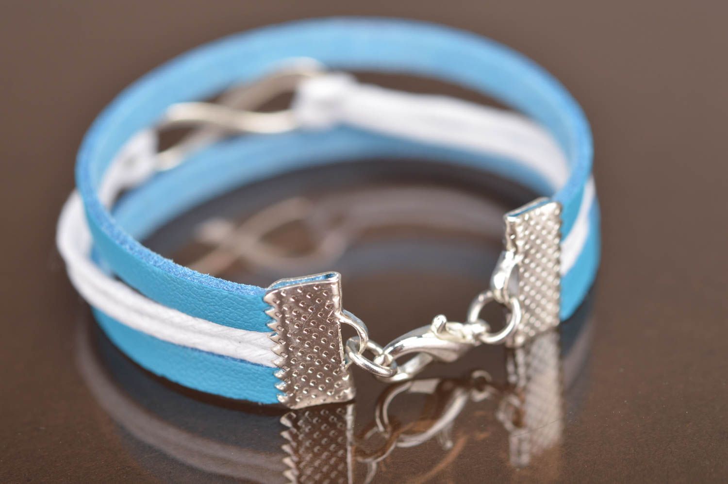 Handmade weiß blaues Leder Armband für Kinder mit metallischem Anhänger foto 4