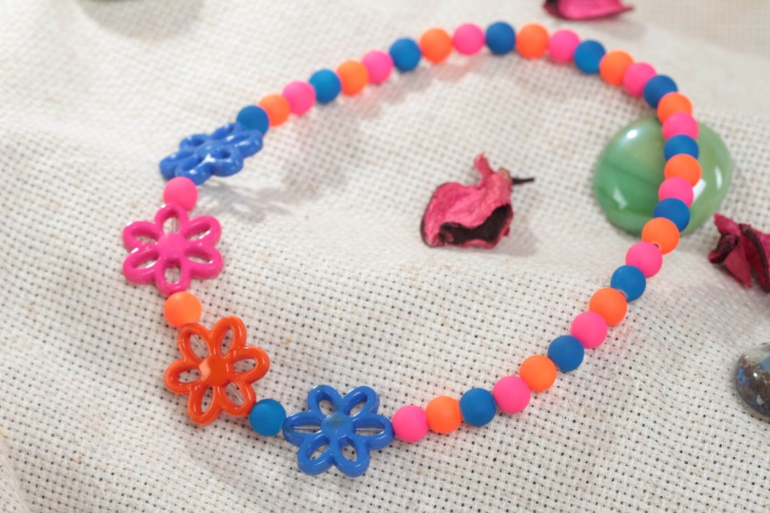 Детские бусы из пластиковых бусин яркие с цветами стильные для лета хэнд мейд фото 1