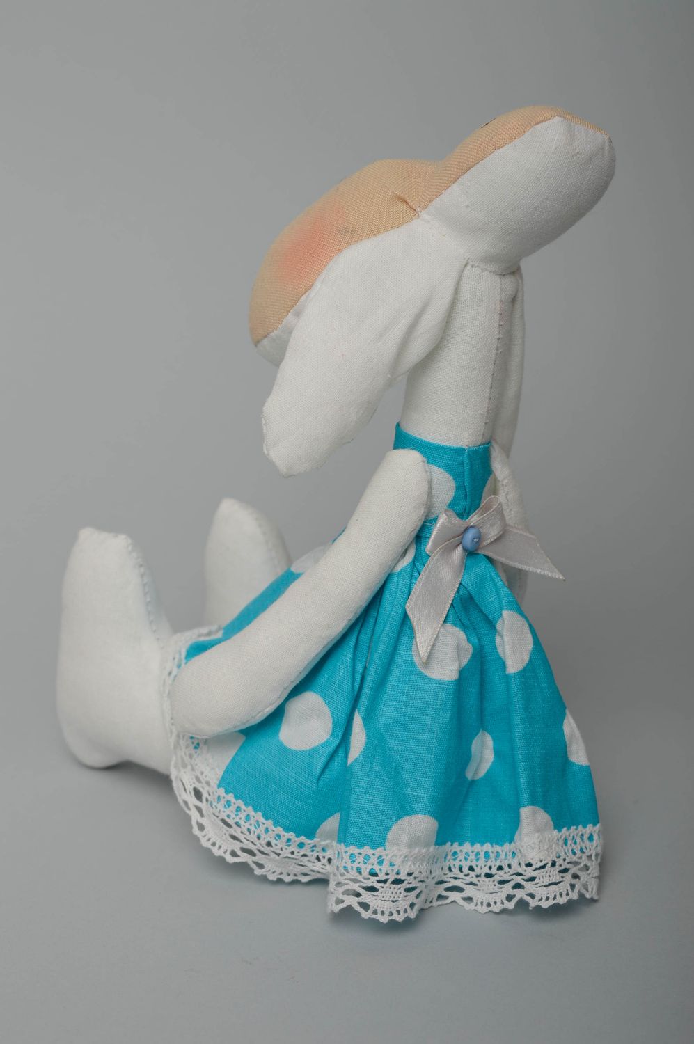 Текстильная игрушка овечка в голубом сарафане фото 3