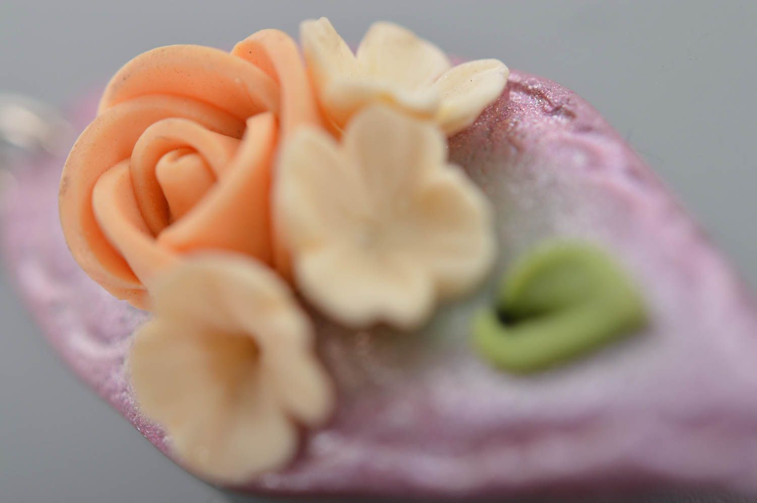 Pendientes artesanales originales de arcilla polimérica de color lila con rosas foto 4