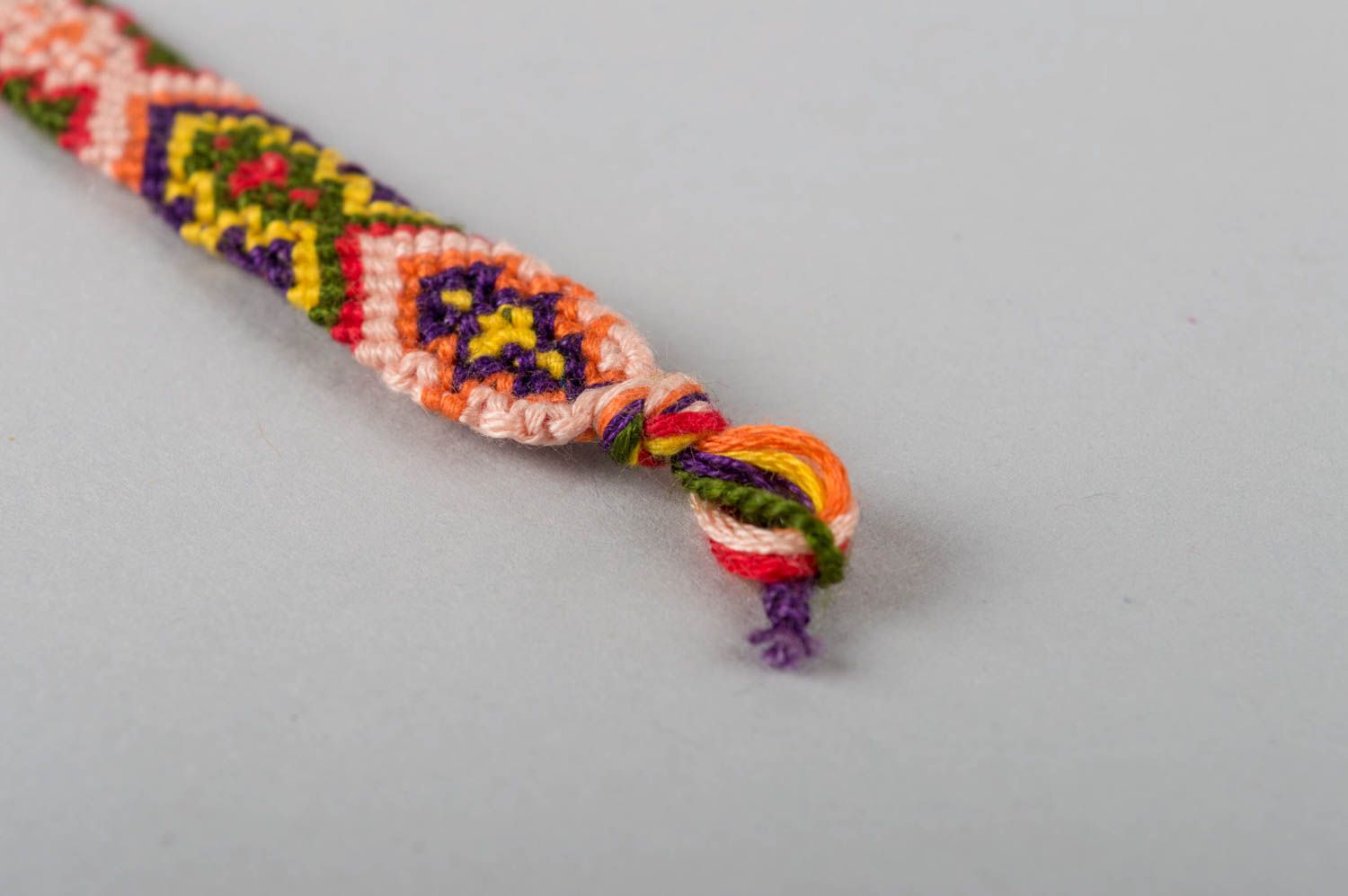 Яркий оригинальный браслет из ниток мулине ручной работы плетеный красивый фото 4