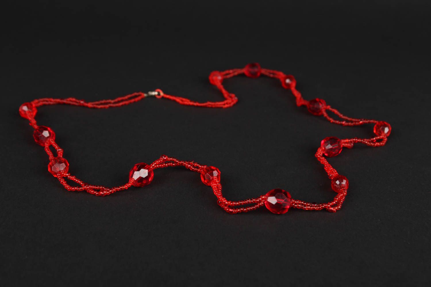 Collier rouge Bijou fait main en perles de rocaille Cadeau femme de créateur photo 1