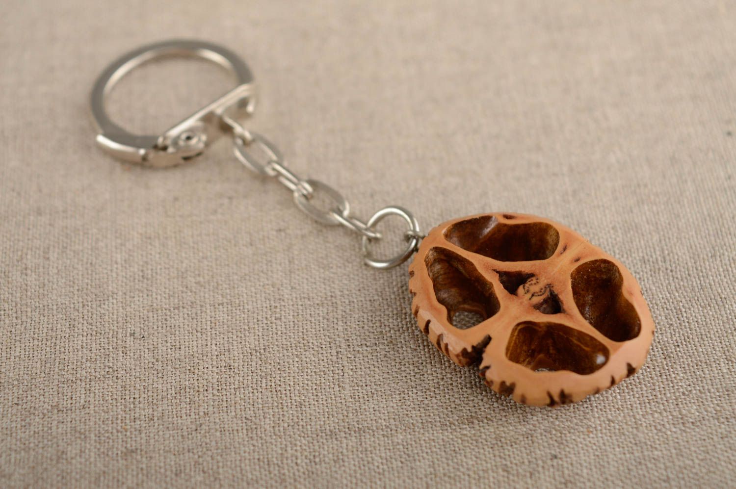 Porte-clés en noix fait main original marron avec fourniture métallique photo 3