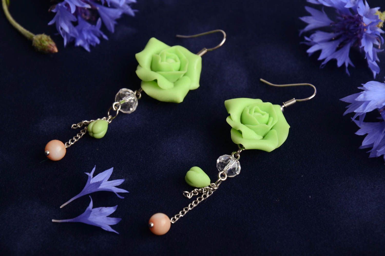 Boucles d'oreilles vert clair avec fleurs en pâte polymère pendantes faites main photo 1