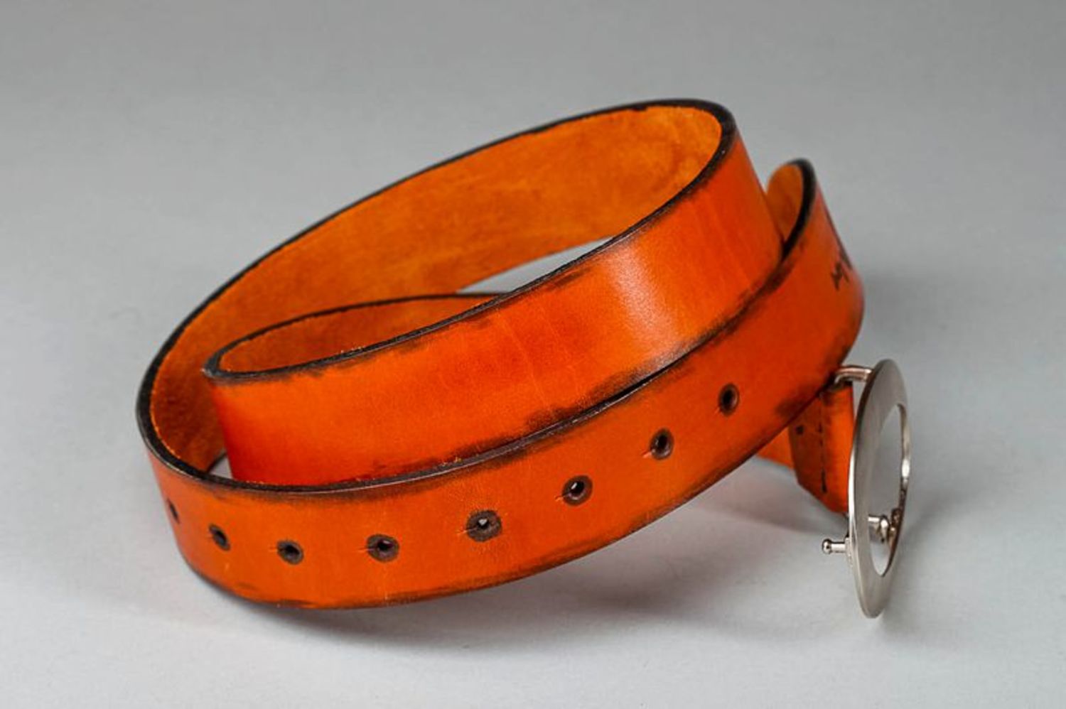 Cinturón de cuero con estampado de diseñador foto 3