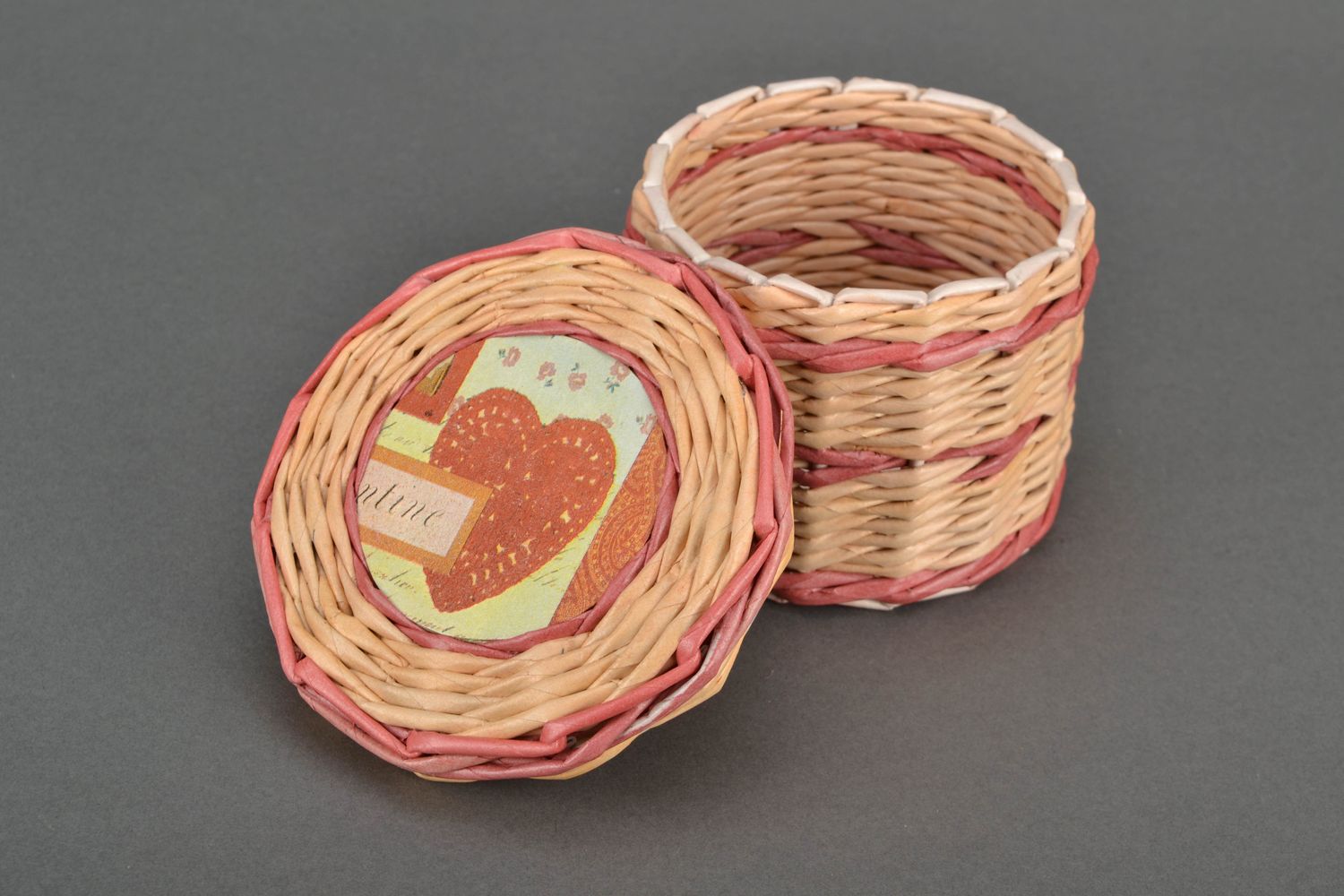 Плетеная корзинка из бумажных трубочек Красное сердце фото 3