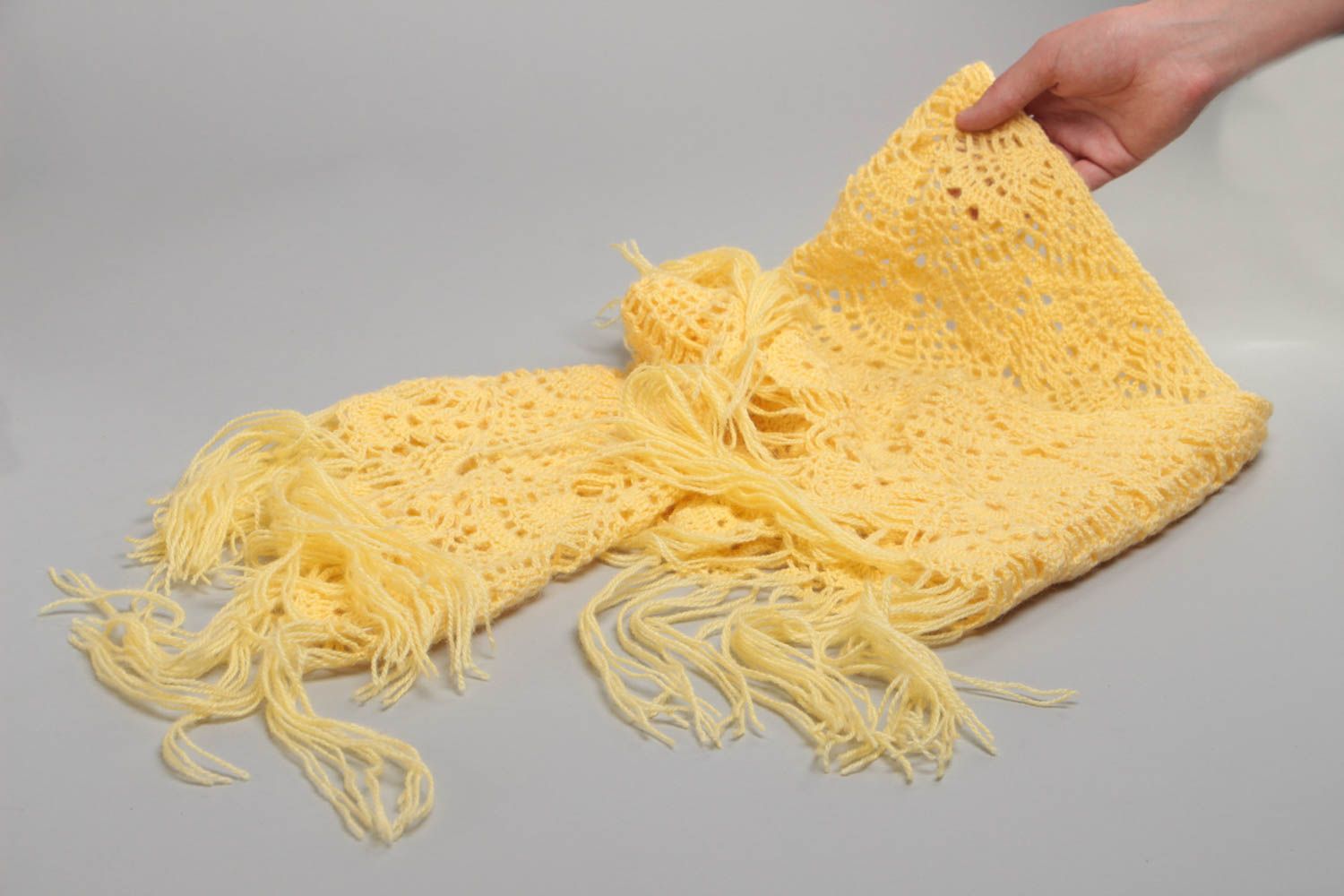Châle jaune tricoté en mohair au crochet ajouré fait main avec franges original photo 4