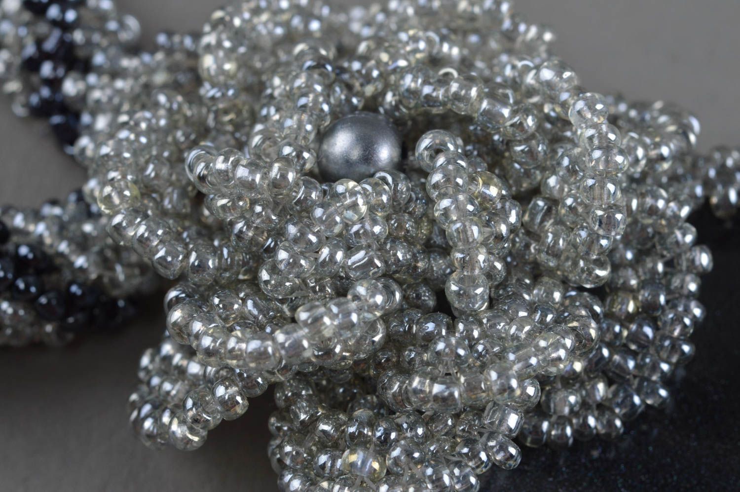 Pendentif en perles de rocaille fait main original gris accessoire pour femme photo 5