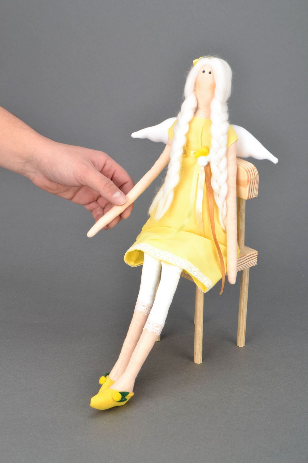 Кукла ручной работы из ткани Ангел на стульчике фото 2