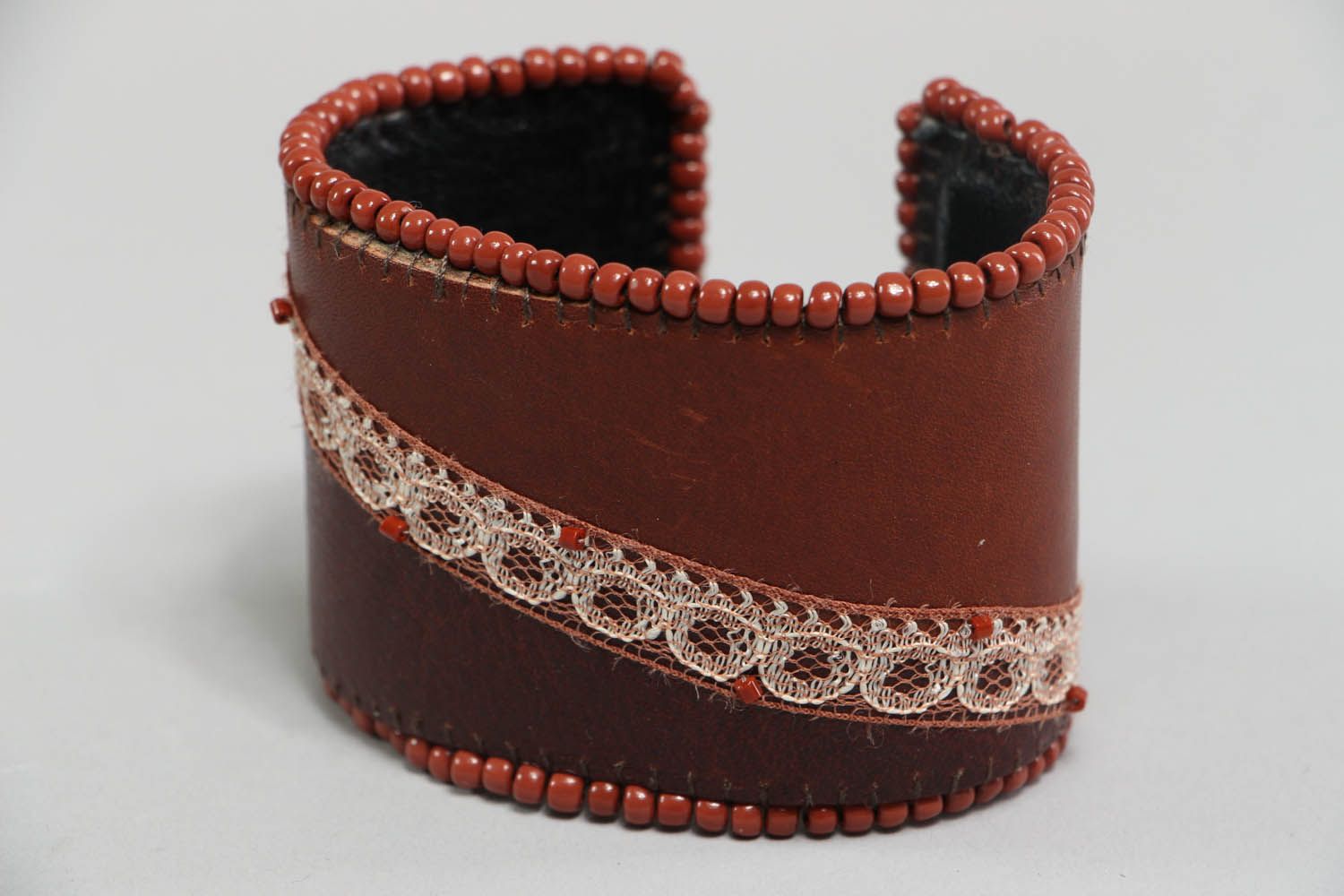 Bracelet en cuir naturel avec dentelle fait à main photo 1