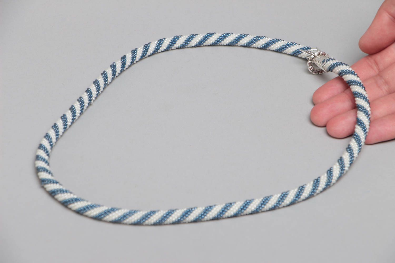 Collier en perles de rocaille bleu blanc long fait main stylé original photo 5