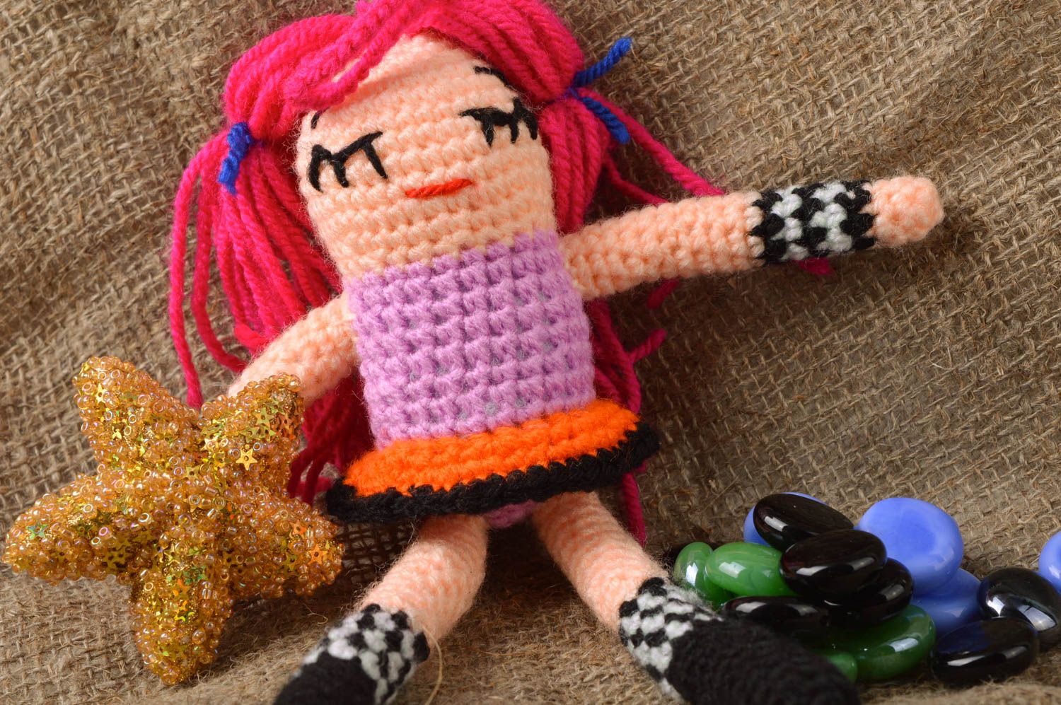 Muñeca artesanal con pelo rosado divertida juguete tejido a ganchillo de hilos  foto 1