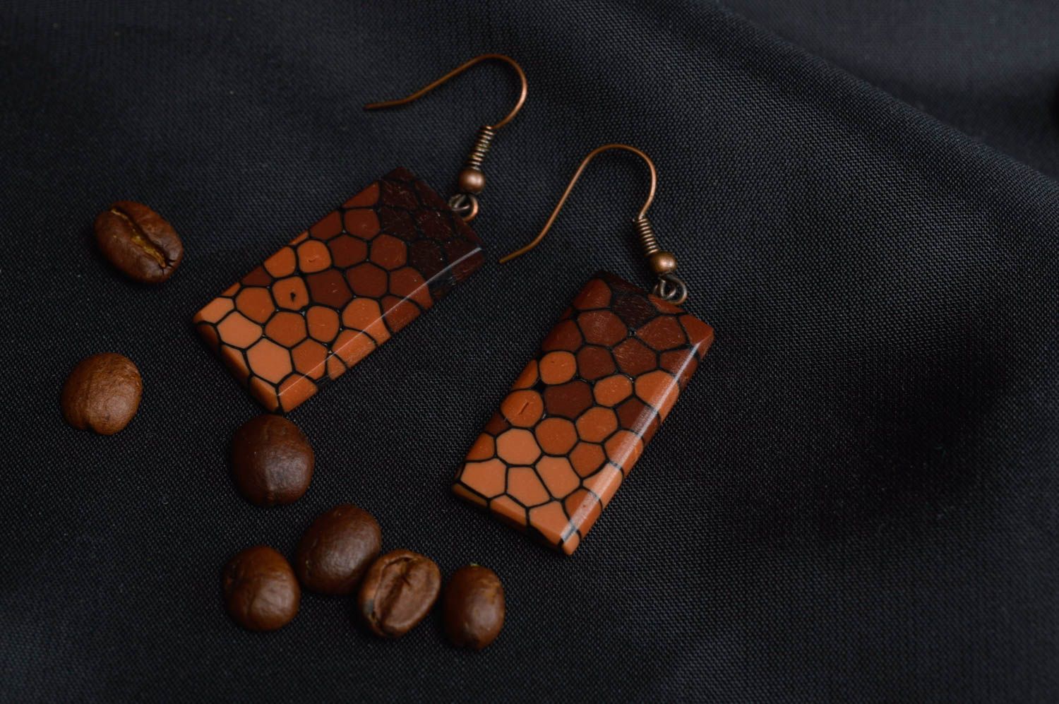 Rechteckige handgemachte Ohrringe mit Anhängern in Schokoladenfarbtönen  foto 1