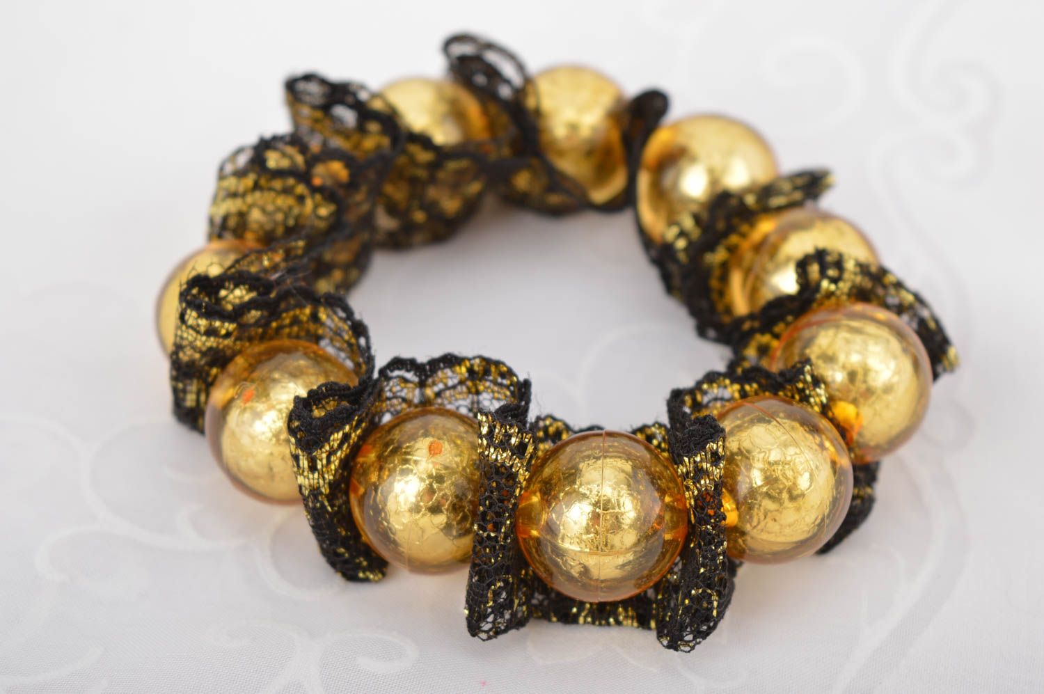 Bracelet fantaisie noir d'or Bijou fait main perles dentelle Accessoire femme photo 1