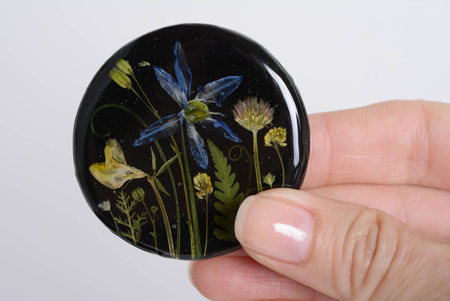 Beautiful brooch with dried flowers in epoxy resin handmade black accessory photo 4