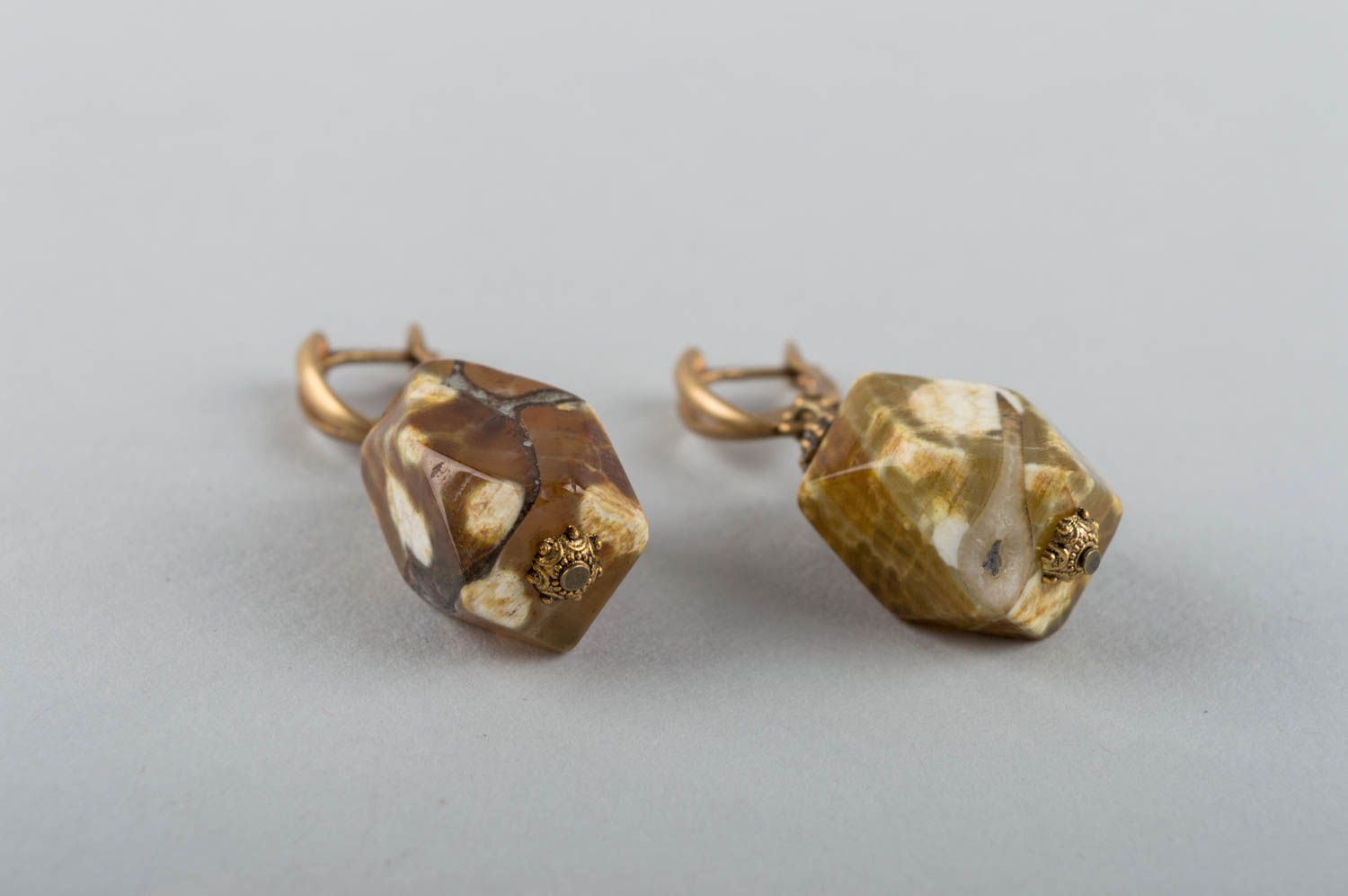 Boucles d'oreilles en agate marron faites main originales jolies pour femme photo 3