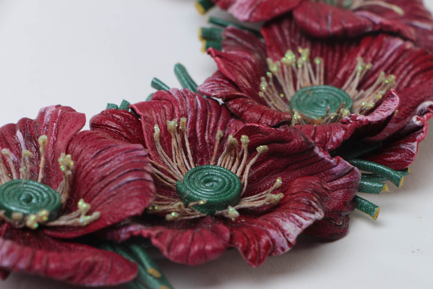 Collar de cuero original hecho a mano con flores y cadenita metálica estiloso foto 4